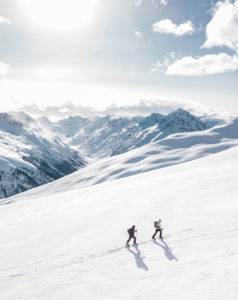Skieurs dans la neige